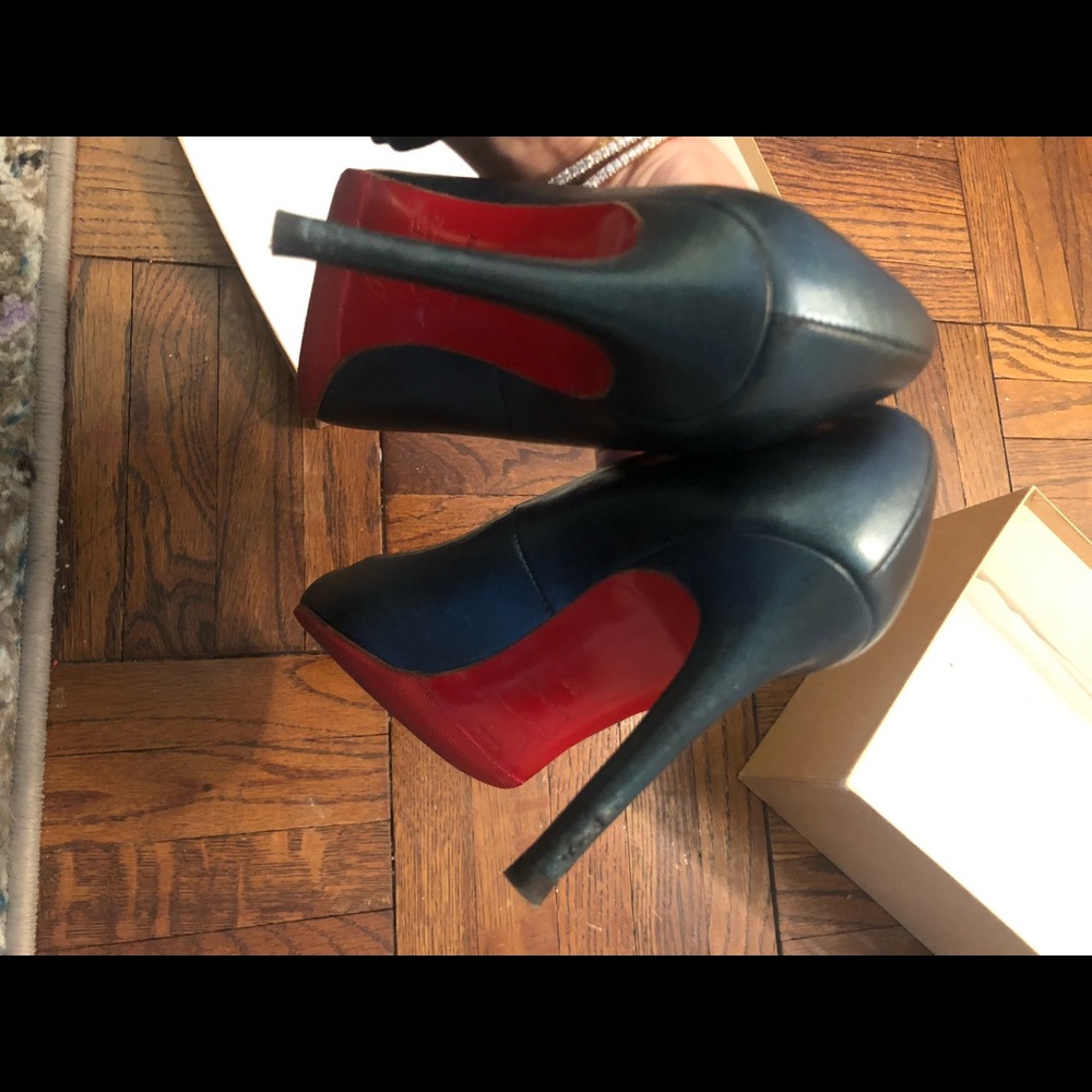 Simple pump from Louboutin. Box and dust bag included - Picture 5 of 9
